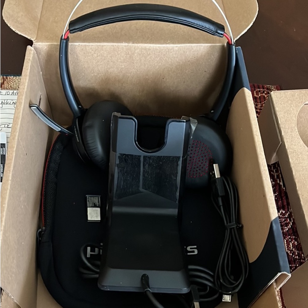 Plantronics by Poly Voyager Focus UC Wireless Headset for Computer B825